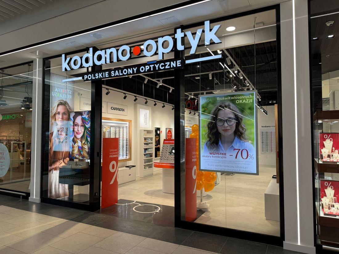 Salon KODANO Optyk w galerii handlowej - witryna z logo i ekspozycją