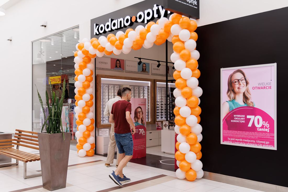 Otwarcie nowego salonu KODANO Optyk z balonowym łukiem